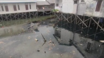 Limbah Minyak Pertamina Cemari Perairan Kampung Atas Air di Balikpapan: Mata Pencaharian Warga Terancam