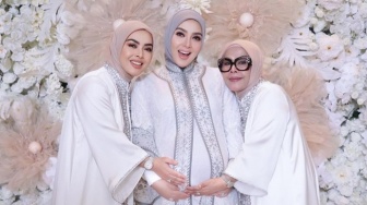 Adu Tas Hermes Syahrini dan Ibunda Saat Hang Out Bareng Usai Syukuran Kehamilan, Harganya Bikin Pusing!