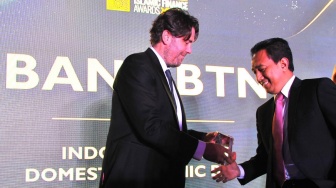 Kepala Divisi Syariah PT Bank Tabungan Negara (Persero) Tbk, Abdul Firman (kanan) berjabatan tangan dengan Asia editor Euromoney, Elliot Wilson usai menerima penghargaan sebagai Best Domestic Islamic Bank di Indonesia pada ajang Euromoney Islamic Awards di Dubai, Uni Emirat Arab, Rabu (22/5). [Foto dok. Bank BTN)