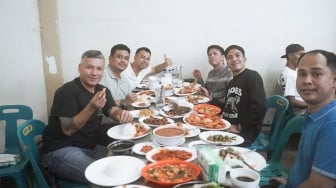 Momen Ariel Noah-The Dudas Minus One Diajak Bobby Santap Seafood di Medan