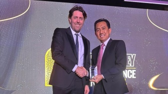 Kepala Divisi Syariah PT Bank Tabungan Negara (Persero) Tbk, Abdul Firman (kanan) berjabatan tangan dengan Asia editor Euromoney, Elliot Wilson usai menerima penghargaan sebagai Best Domestic Islamic Bank di Indonesia pada ajang Euromoney Islamic Awards di Dubai, Uni Emirat Arab, Rabu (22/5). [Foto dok. Bank BTN)