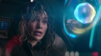 Review Film Atlas: Aksi Jennifer Lopez di Tengah Perang Melawan AI, Layak Ditonton?