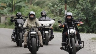 Momen Raffi Ahmad Diberi Pisang Saat Touring di Langkat, Langsung Ditaruh di Motor