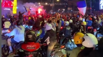 Persib Menang 3-0, Ini Momen Bobotoh Gelar 'Perayaan Juara' di Sudut Kota Bandung