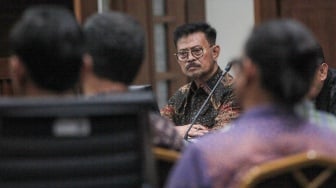 Terdakwa kasus pemerasan dan gratifikasi di Kementerian Pertanian, Syahrul Yasin Limpo (tengah) mengikuti sidang lanjutan di Pengadilan Tipikor, Jakarta, Senin (27/5/2024). [ANTARA FOTO/Reno Esnir/aw]