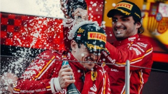 Tak Iri! Carlos Sainz Mengaku Bangga atas Kemenangan Charles Leclerc