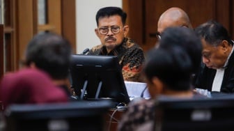 Terdakwa kasus pemerasan dan gratifikasi di Kementerian Pertanian, Syahrul Yasin Limpo saat mengikuti sidang lanjutan di Pengadilan Tipikor, Jakarta, Senin (27/5/2024). [Suara.com/Alfian Winanto]