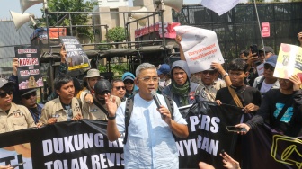 Sejumlah wartawan menggelar aksi menolak rancangan undang-undang (RUU) penyiaran di depan Gedung DPR, Senayan, Jakarta, Senin (27/5/2024). [Suara.com/Alfian Winanto]
