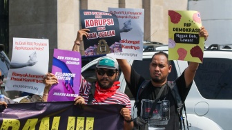 Sejumlah wartawan menggelar aksi menolak rancangan undang-undang (RUU) penyiaran di depan Gedung DPR, Senayan, Jakarta, Senin (27/5/2024). [Suara.com/Alfian Winanto]
