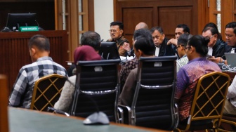 Terdakwa kasus pemerasan dan gratifikasi di Kementerian Pertanian, Syahrul Yasin Limpo saat mengikuti sidang lanjutan di Pengadilan Tipikor, Jakarta, Senin (27/5/2024). [Suara.com/Alfian Winanto]