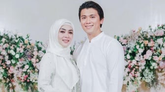 Syahrini Baca Shalawat Nur Fatimah saat Subuh di Singapura, Manfaatnya Gak Main-main