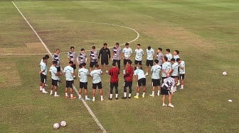 Fans Serbu Tempat Latihan Timnas Indonesia, Suporter Ikut Bantu Amankan Pemain Masuk Bus