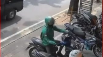 Karma Dibayar Instan, Usai Curi Helm, Pria Berjaket Ojol Ini Keserempet Mobil