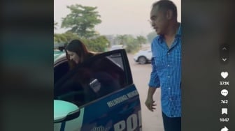 Heboh Nia Ramadhani dan Ardi Bakrie Numpang Mobil Polisi, Publik Sampai Salah Fokus