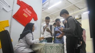 Para pencari kerja mencari lowongan pekerjaan dalam Jakarta Job Fair 2024 yang berlangsun dari tanggal 28-29 Mei di Thamrin City, Jakarta, Rabu (29/5/2024). [Suara.com/Alfian Winanto]