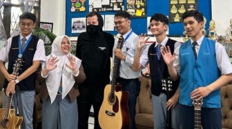 Alan Walker Kunjungi SMA Al-Azhar Medan, Bagi-bagi Tiket Nonton Konser