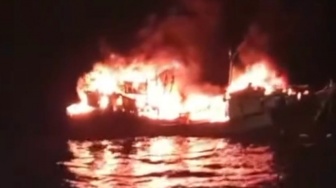 Kapal Nelayan Terbakar di Perairan Muara Pemangkat Sambas, Begini Nasib 21 ABK