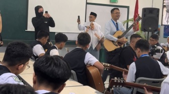 Terbang Langsung dari New York, Alan Walker Beri Kejutan Siswa-Siswi SMA Al Azhar Medan