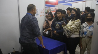 Para pencari kerja mencari lowongan pekerjaan dalam Jakarta Job Fair 2024 yang berlangsun dari tanggal 28-29 Mei di Thamrin City, Jakarta, Rabu (29/5/2024). [Suara.com/Alfian Winanto]