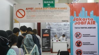 Para pencari kerja mencari lowongan pekerjaan dalam Jakarta Job Fair 2024 yang berlangsun dari tanggal 28-29 Mei di Thamrin City, Jakarta, Rabu (29/5/2024). [Suara.com/Alfian Winanto]