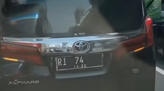 Viral Mobil Alphard dengan Pelat RI 74 Sudah Kadaluwarsa, Netizen: Giliran Masyrakat Wajib Bayar Pajak!