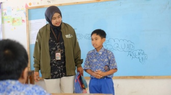 Semen Gresik Dukung Peningkatan Pendidikan Anak-anak Sekolah Dasar Negeri 1 & 2 Kajar Kabupaten Rembang