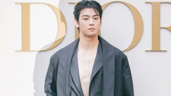 Cha Eun Woo Tampilkan Otot Perut Saat Berpose di Peluncuran 2024 Dioriviera Collection