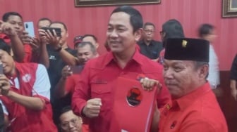 Kembalikan Formulir Pendaftaran Pilgub Jateng, Hendrar Prihadi: Saya Siap Bertarung!