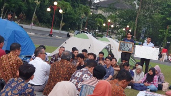 Rektor UGM Absen saat Para Pimpinan Universitas Temui Massa Aksi yang Kemah di Balairung, Ini Alasannya