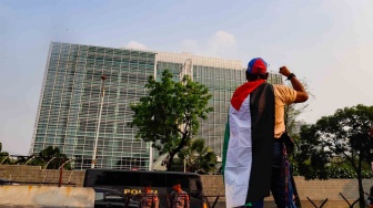 Sejumlah massa melakukan aksi solidaritas untuk Palestina di depan Kedutaan Besar Amerika untuk Indonesia, Jakarta, Jumat (31/5/2024). [Suara.com/Alfian Winanto]