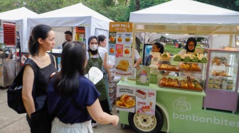 Pengunjung berwisata pada acara Semasa Piknik di Lapangan Banteng, Jakarta, Jumat (31/5/2024). [Suara.com/Alfian Winanto]