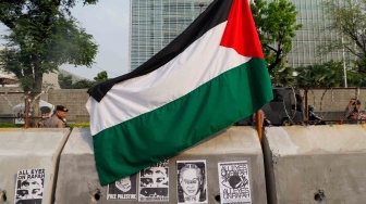 Sejumlah poster terpasang di barier saat aksi solidaritas untuk Palestina di depan Kedutaan Besar Amerika untuk Indonesia, Jakarta, Jumat (31/5/2024). [Suara.com/Alfian Winanto]