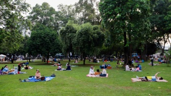 Pengunjung berwisata pada acara Semasa Piknik di Lapangan Banteng, Jakarta, Jumat (31/5/2024). [Suara.com/Alfian Winanto]