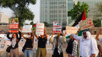 Sejumlah massa melakukan aksi solidaritas untuk Palestina di depan Kedutaan Besar Amerika untuk Indonesia, Jakarta, Jumat (31/5/2024). [Suara.com/Alfian Winanto]