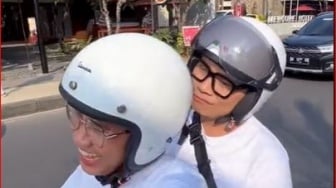 Heran Bali Bebas Dari Macet, Dua Wisatawan Ini Auto Joget Tiktok di Jalan