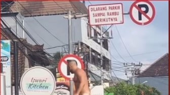 Berulah Lagi, Bule Telanjang Dada Naik ke Atas Mobil Karena Sedang Dikejar