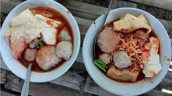 Nikmatnya Bakso Kampung Pak Sarwi Nganjuk, Siapa yang Bisa Nolak?