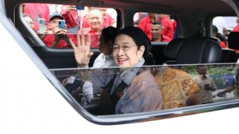Kurang Sehat, Ini Momen Megawati Tetap Sapa Kader dan Masyarakat di Kantor PDIP Ende