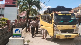 Bikin Resah Warga, Truk Pengantre BBM yang Parkir Sembarangan di Sekadau Hilir Ditertibkan Polisi