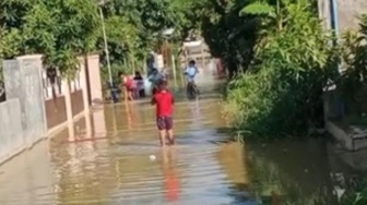 Sungai Bontang Meluap, Jalan Raya di Belakang Bank Dhanarta Tergenang Air