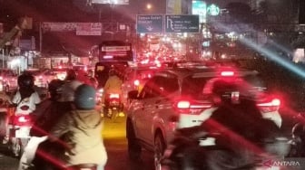 Libur Panjang Bikin Puncak Bogor Lumpuh, Ratusan Ribu Kendaraan Terjebak Macet