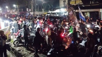 Kerumunan Ribuan Bobotoh di Jalan Raya Cipanas Usai Nobar Final Persib Sebabkan Kemacetan