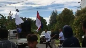 Sejumlah Mahasiswa Lari Kocar-kacir Dikejar Bupati Halmahera Utara Pakai Parang saat Demo