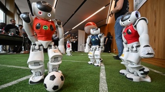 Robot dari Institut Teknologi Federal Zurich memainkan pertandingan sepak bola selama International Telecommunication Union (ITU) AI for Good Global Summit di Jenewa, Swiss, Kamis (30/5/2024). [Fabrice COFFRINI / AFP]