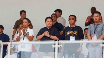 Ketua Umum PSSI, Erick Thohir (tengah) melihat jalannya pertandingan Friendly Match antara Indonesia melawan Tanzania di Stadion Madya, Jakarta, Minggu (2/6/2024). [Suara.com/Alfian Winanto]