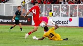 Penyerang Timnas Indonesia Rafael Struick berusaha melewati kiper Tanzania Ally Juma saat pertandingan Friendly Match antara Indonesia melawan Tanzania di Stadion Madya, Jakarta, Minggu (2/6/2024). [Suara.com/Alfian Winanto]