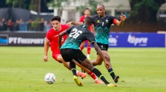 Penyerang Timnas Indonesia Ragnar Oratmangoen mencoba melewati pemain Tanzania Lameck Lawi saat pertandingan Friendly Match antara Indonesia melawan Tanzania di Stadion Madya, Jakarta, Minggu (2/6/2024). [Suara.com/Alfian Winanto]