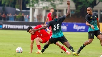 Penyerang Timnas Indonesia Ragnar Oratmangoen mencoba melewati pemain Tanzania Lameck Lawi saat pertandingan Friendly Match antara Indonesia melawan Tanzania di Stadion Madya, Jakarta, Minggu (2/6/2024). [Suara.com/Alfian Winanto]