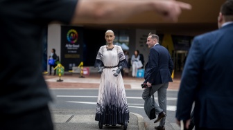 Robot AI "Sophia", yang menggunakan kecerdasan buatan terlihat di pintu masuk International Telecommunication Union (ITU) AI for Good Global Summit di Jenewa, Swiss, Kamis (30/5/2024). [Fabrice COFFRINI / AFP]