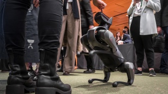 Robot yang menggunakan kecerdasan buatan ditampilkan di stan selama International Telecommunication Union (ITU) AI for Good Global Summit di Jenewa, Swiss, Kamis (30/5/2024). [Fabrice COFFRINI / AFP]